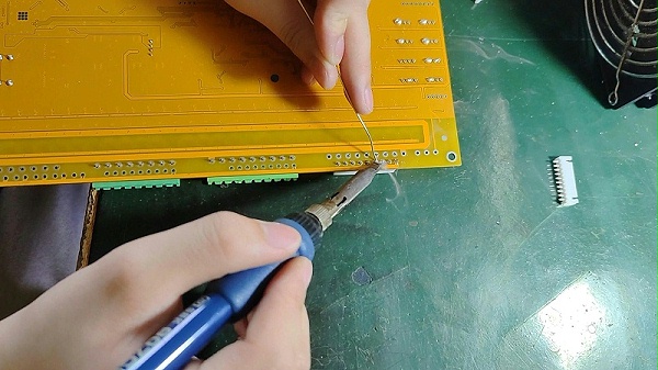 焊锡过程中烧坏电路板怎么办？